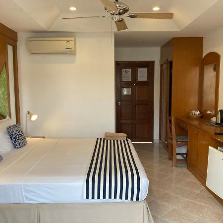 Waree'S Guesthouse Pantai Kata Luaran gambar