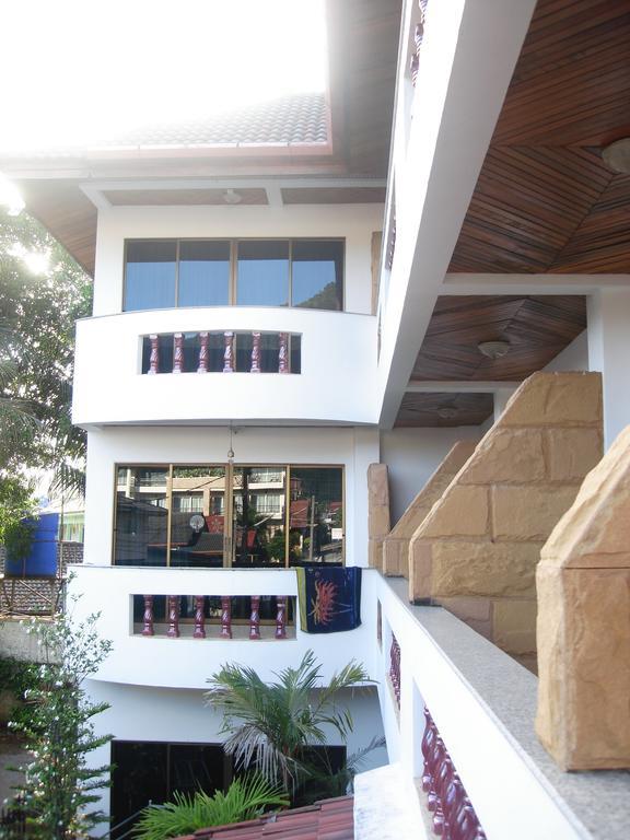 Waree'S Guesthouse Pantai Kata Luaran gambar