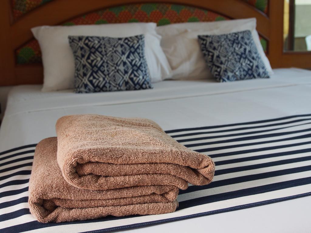 Waree'S Guesthouse Pantai Kata Luaran gambar