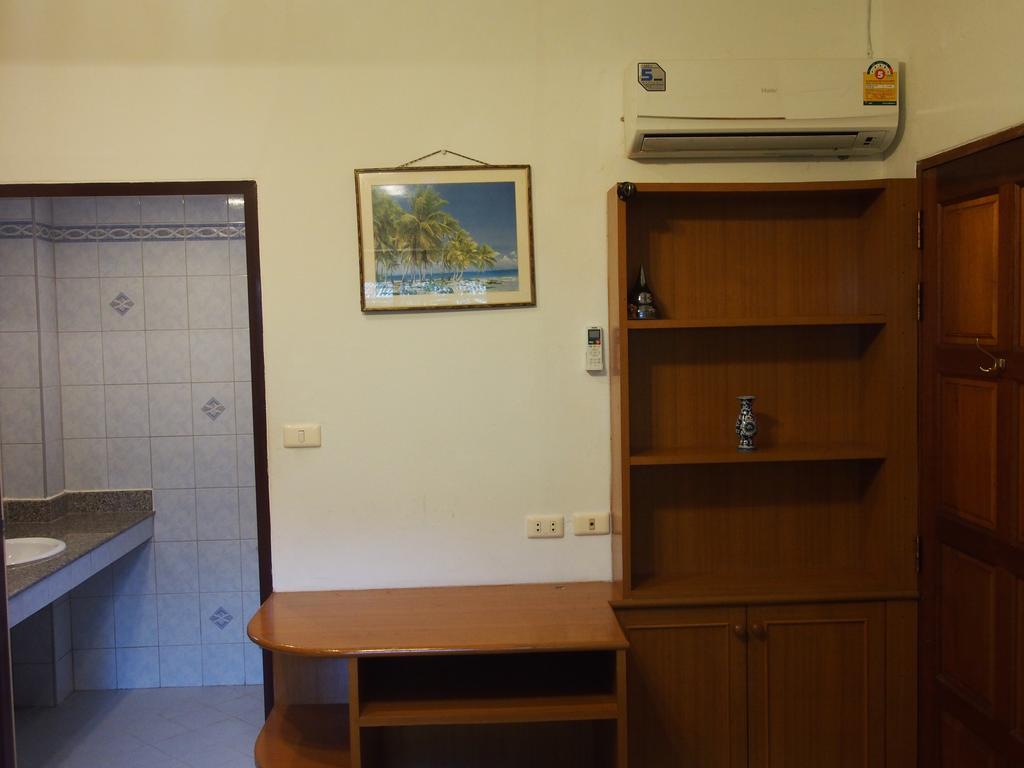 Waree'S Guesthouse Pantai Kata Luaran gambar
