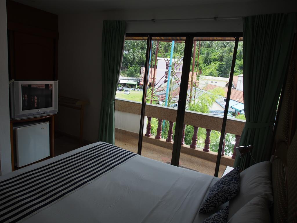 Waree'S Guesthouse Pantai Kata Luaran gambar