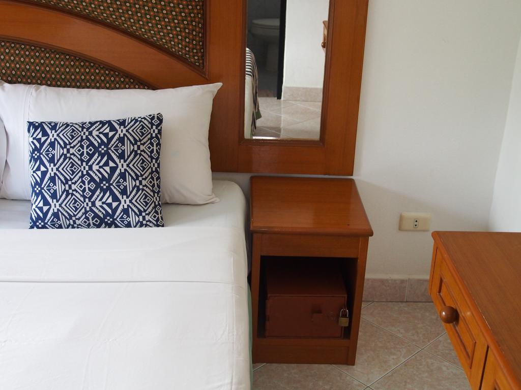 Waree'S Guesthouse Pantai Kata Luaran gambar
