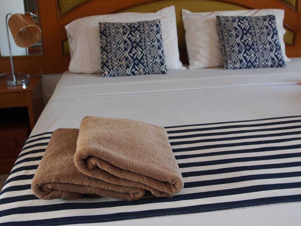 Waree'S Guesthouse Pantai Kata Luaran gambar