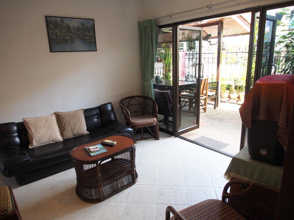 Waree'S Guesthouse Pantai Kata Luaran gambar