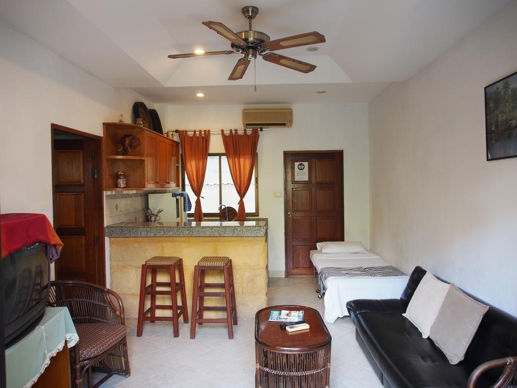 Waree'S Guesthouse Pantai Kata Luaran gambar