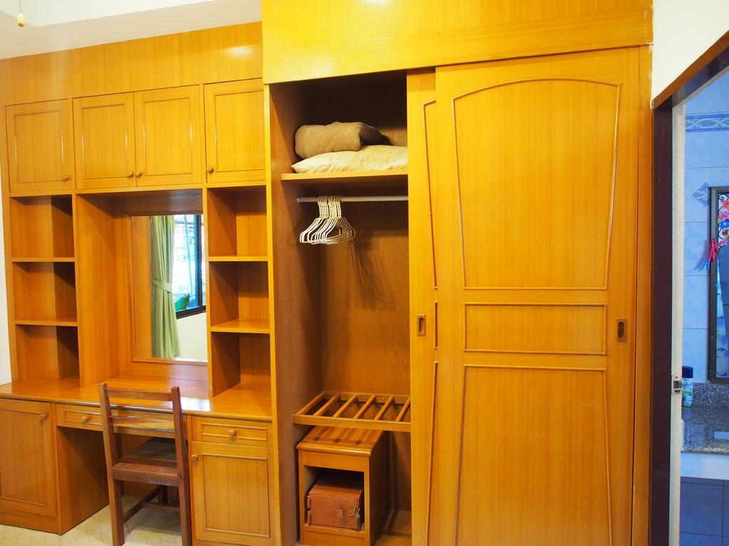Waree'S Guesthouse Pantai Kata Luaran gambar