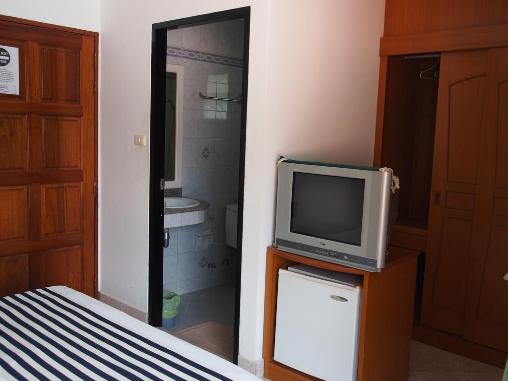 Waree'S Guesthouse Pantai Kata Luaran gambar