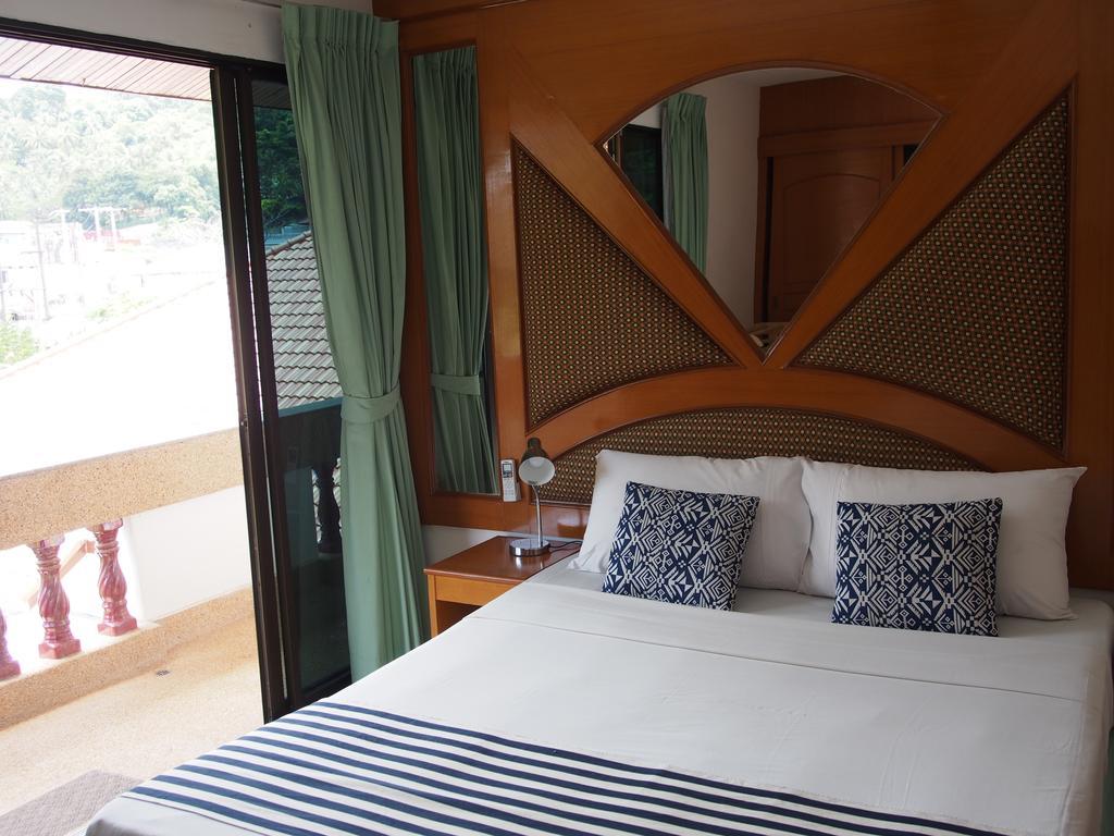 Waree'S Guesthouse Pantai Kata Luaran gambar