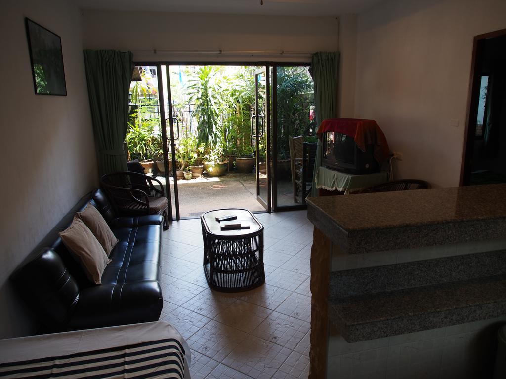 Waree'S Guesthouse Pantai Kata Luaran gambar