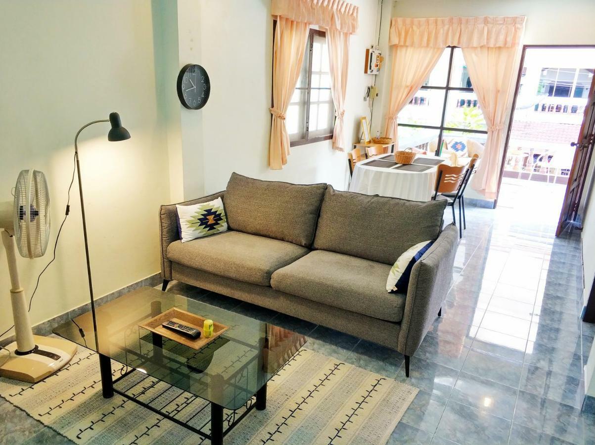 Waree'S Guesthouse Pantai Kata Luaran gambar