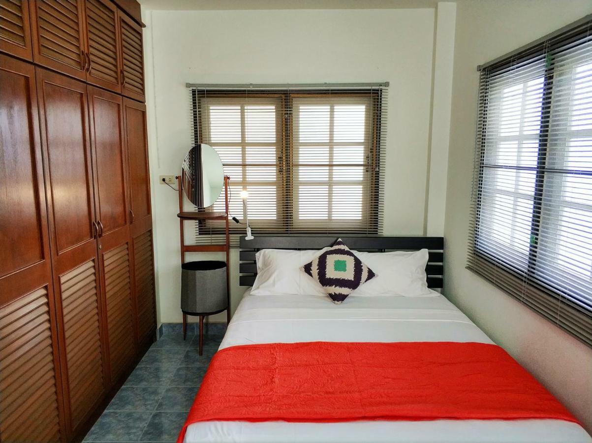 Waree'S Guesthouse Pantai Kata Luaran gambar