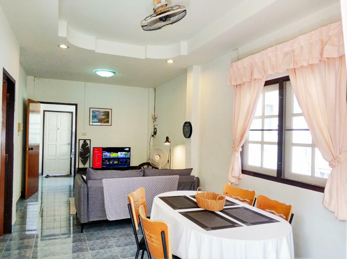 Waree'S Guesthouse Pantai Kata Luaran gambar