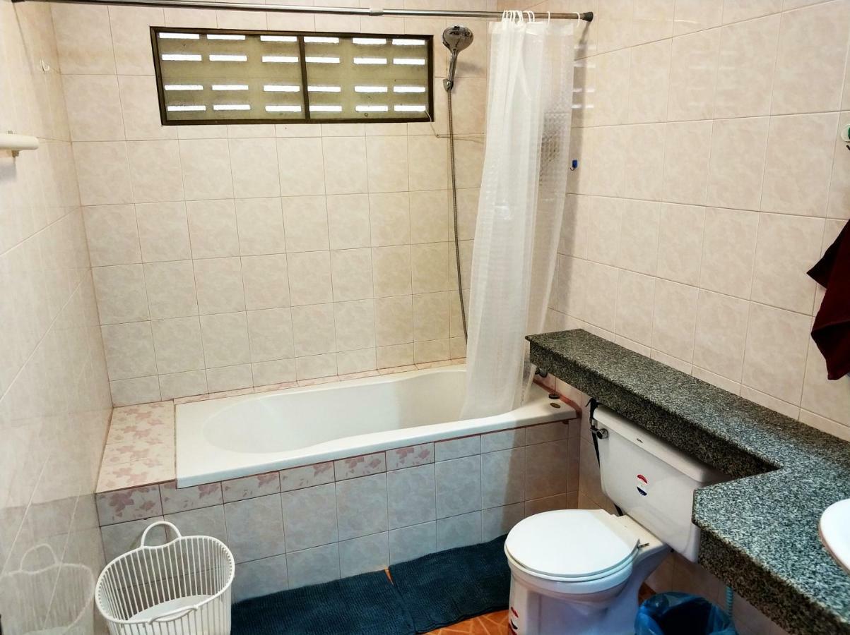 Waree'S Guesthouse Pantai Kata Luaran gambar